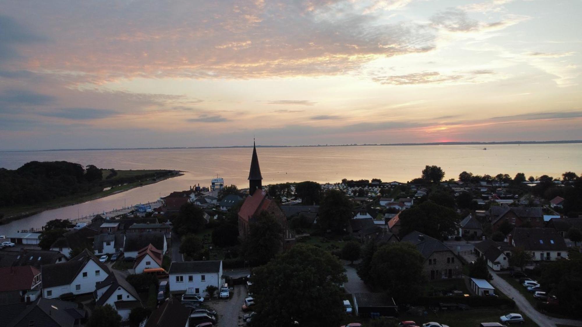Ruegenferienhaus - Schaprode Hafen Экстерьер фото